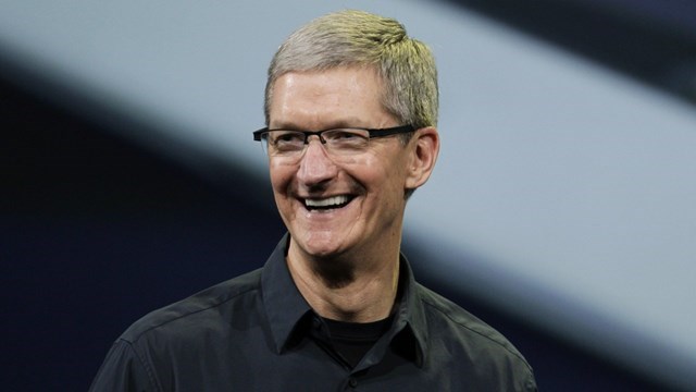 CEO Tim Cook cũng vừa trở th&agrave;nh tỷ ph&uacute; khi cổ phiếu Apple lập đỉnh.